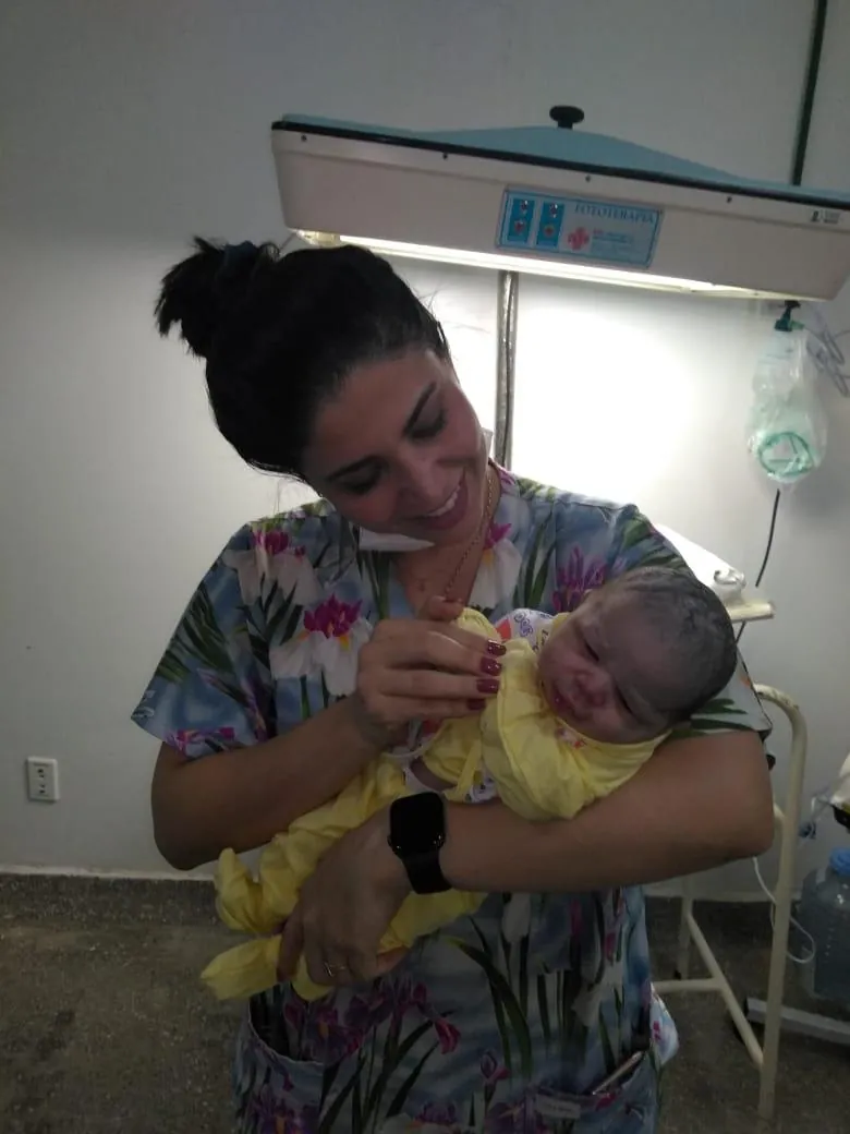Andressa Patrício da Silva em atendimento neonatal em unidade de saúde