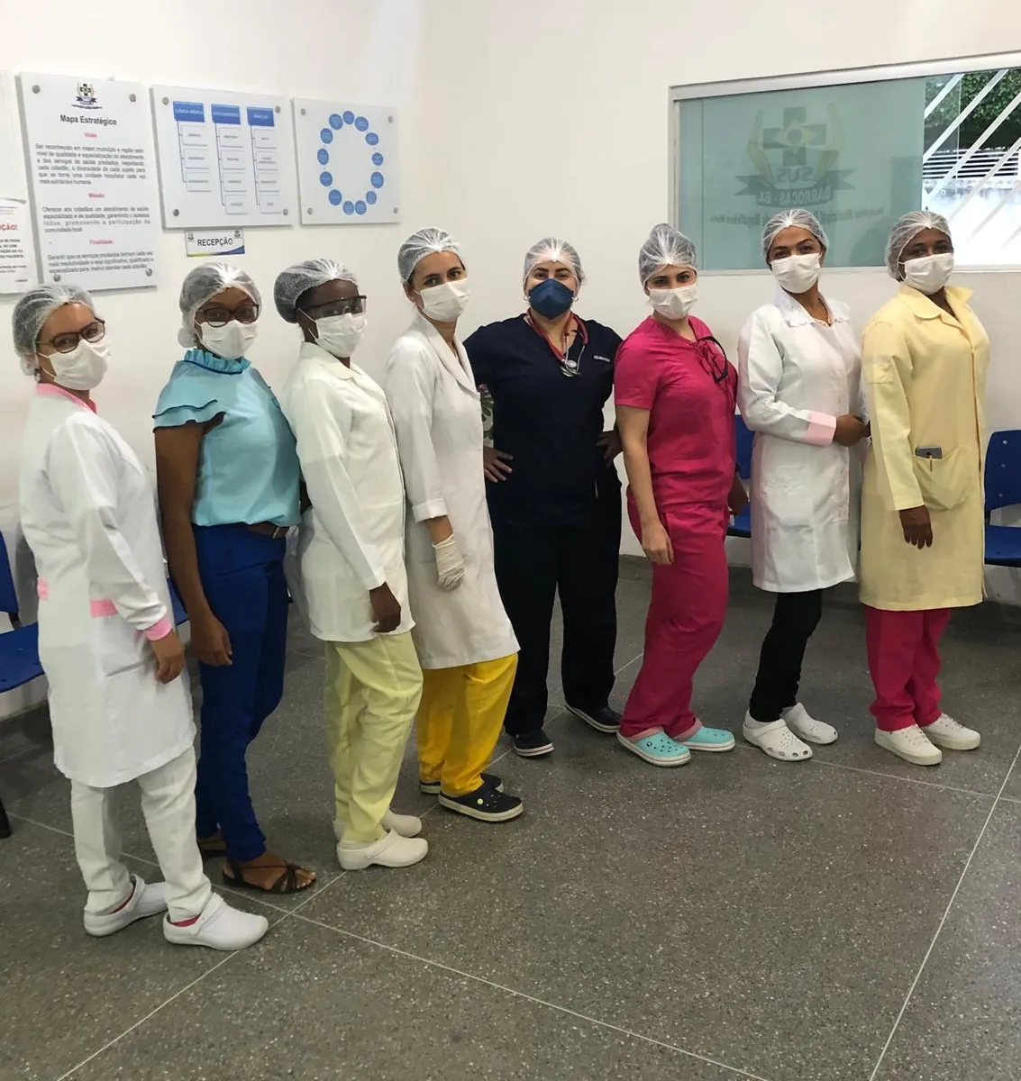 Equipe multiprofissional de saúde reunida em unidade hospitalar municipal